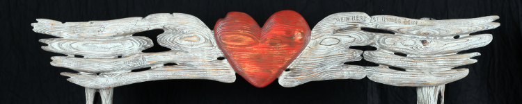 Bild einer sehr schönen Holzbank mit rotem Herz